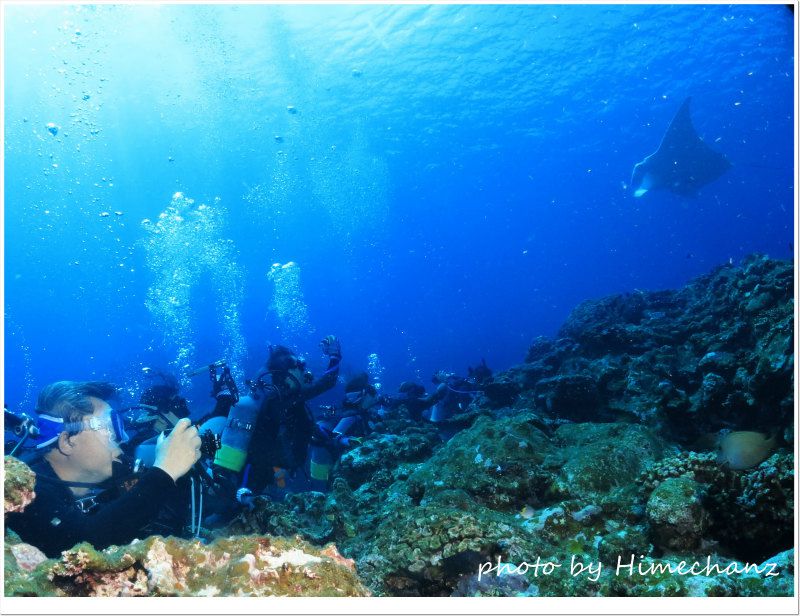 じっくりマンタ観察やで~♪ photo by CANON PowerShot S100