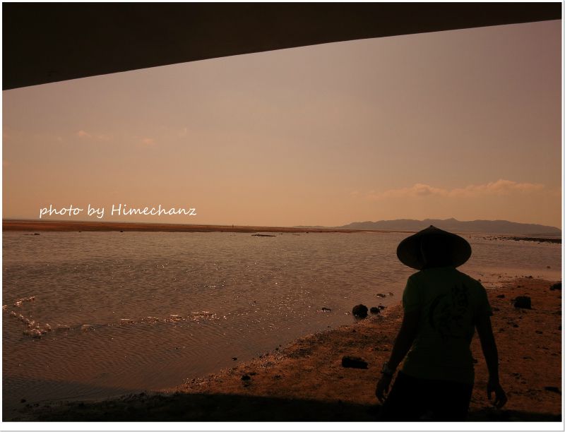 なんか現地人みたいな人の影がw photo by CANON PowerShot S100