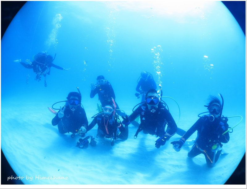 黒島ブルーに包まれて記念撮影♪ photo by CANON PowerShot S100