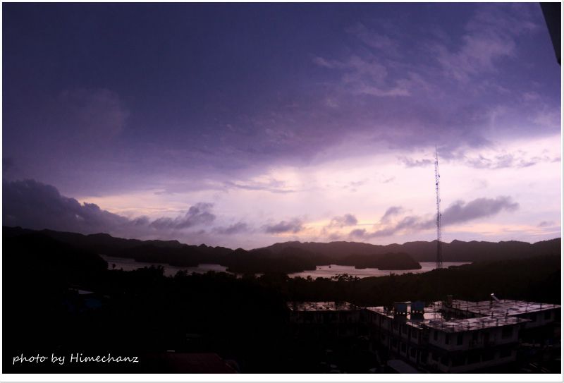 朝目覚めると晴れてたけど、分厚い雲が。。 photo by Nikon D300