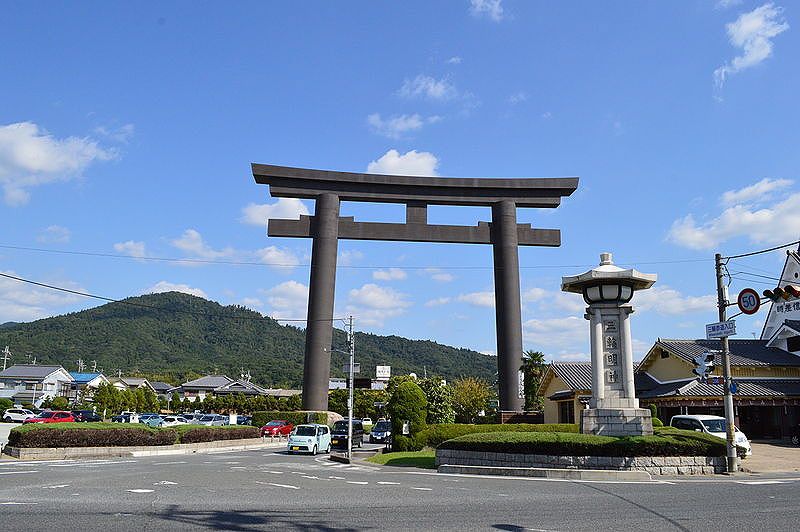 大神神社一の鳥居。後ろにある山がご神体である三輪山。(写真はwikipedeiaから) この鳥居、32メートルもあります。マグニチュード10の地震にも耐えれるそうな。