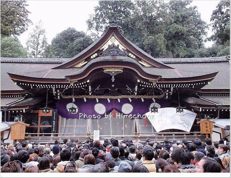 大神神社拝殿。 拝殿奥に本殿があるのが一般的ですが、ご神体が山なので、ありません。