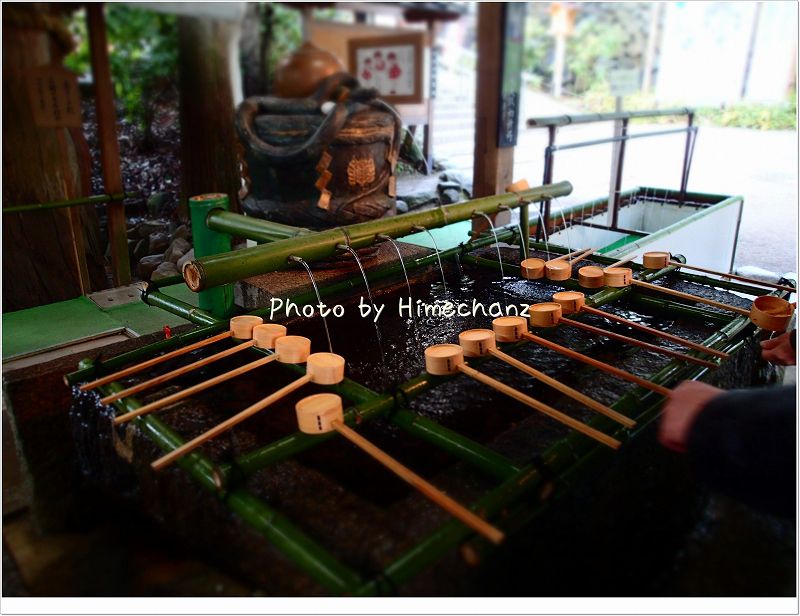 手水舎。大物主の御姿である蛇。 右手で柄杓を持ち、左手を洗い、逆に持ち替え右手を洗い、最後に持ち替えて左手に水をためて口をゆすぎます。 残った水は捨てましょう。