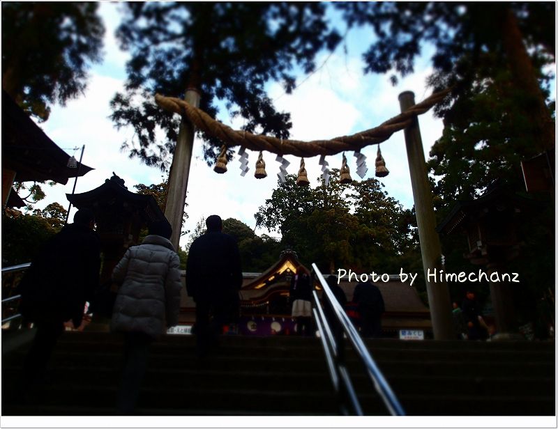 拝殿に向かうまで上ります。 しめ縄の鳥居は三輪さんの特徴です。