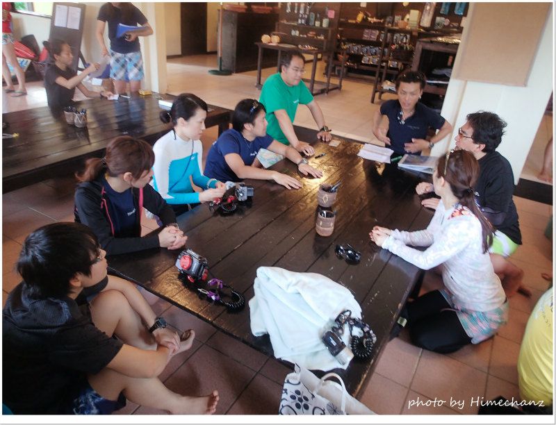 お店について、現地ガイドさんからブリーフィングでっす! photo by OLYMPUS STYLUS TG-2 Tough