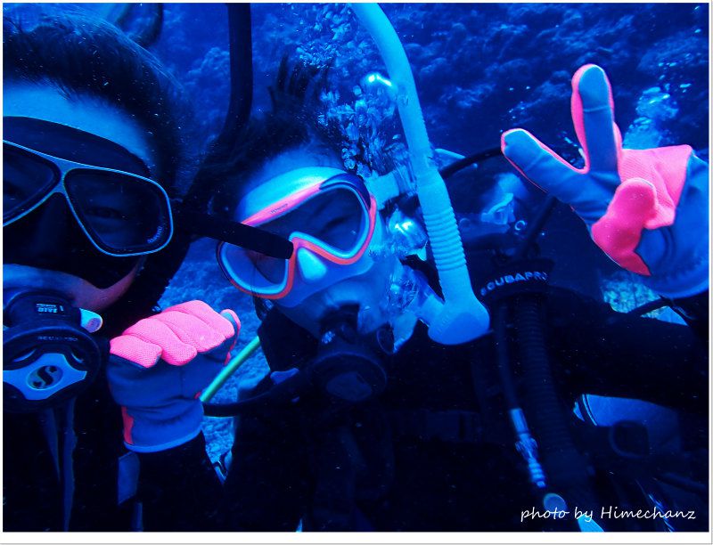 初海外のうのげ、いきなりのブルーコーナーでうねりもある中、写真を撮ってくれとおねだりw余裕な感じでほっと一安心♪ photo by OLYMPUS STYLUS TG-2 Tough