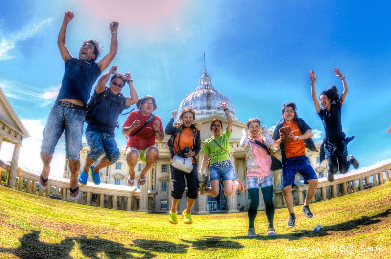 パラオの国会議事堂前でジャンピングショット♪ photo by Nikon D300