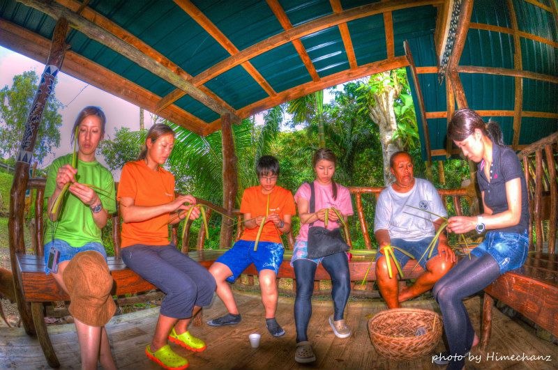 現地の方に、南の島の葉っぱを使って工作するのを教えてもらいました♪ photo by Nikon D300