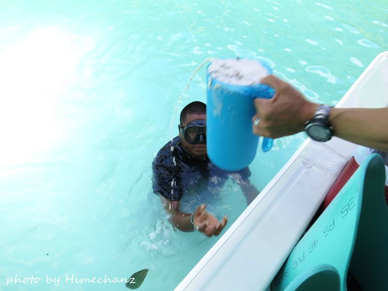 クルーズコントロールスタッフのルーベンがスキンダイブで泥を取ってきてくれました♪ photo by CANON PowerShot S100