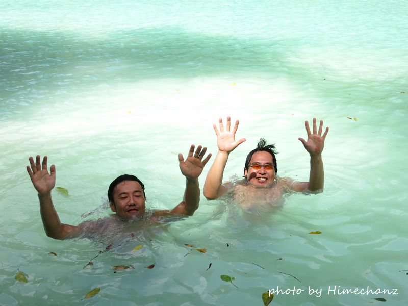 なぜかダイブマスターコースの立泳ぎに挑戦しだす男性陣w photo by CANON PowerShot S100