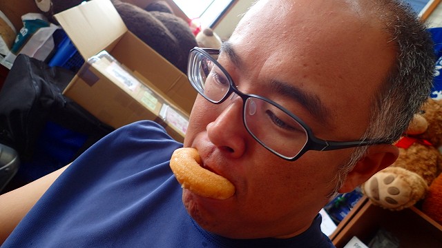 ドーナツ開けたん?しゃーないなぁぁといいつつ喜ぶヒメ